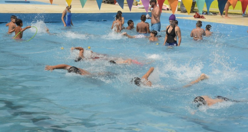 La Colonia Municipal de Verano tuvo su clase abierta de natación