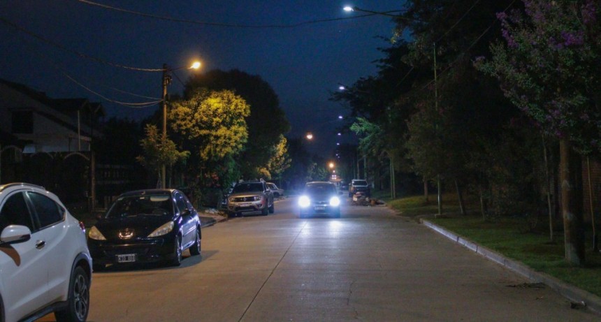 El Intendente y vecinos de barrio Sarmiento celebraron el encendido de la nueva luminaria LED 