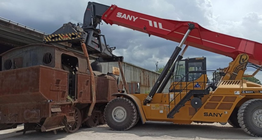 Una antigua locomotora se exhibe en la nueva Costanera