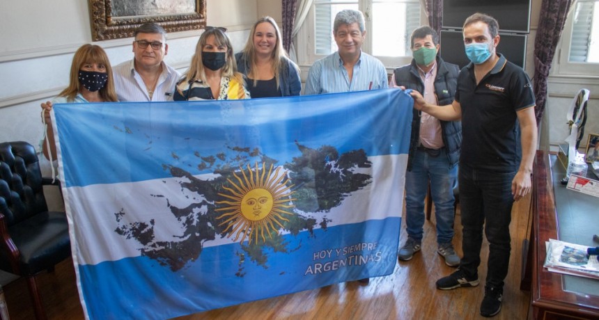 El Intendente se reunió con los autores de un libro que rinde homenaje a los héroes de Malvinas