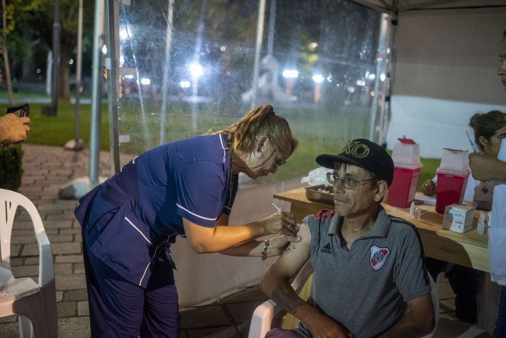 Cerca de 300 vecinos se vacunaron contra el Covid-19 en la Plaza Eduardo Costa