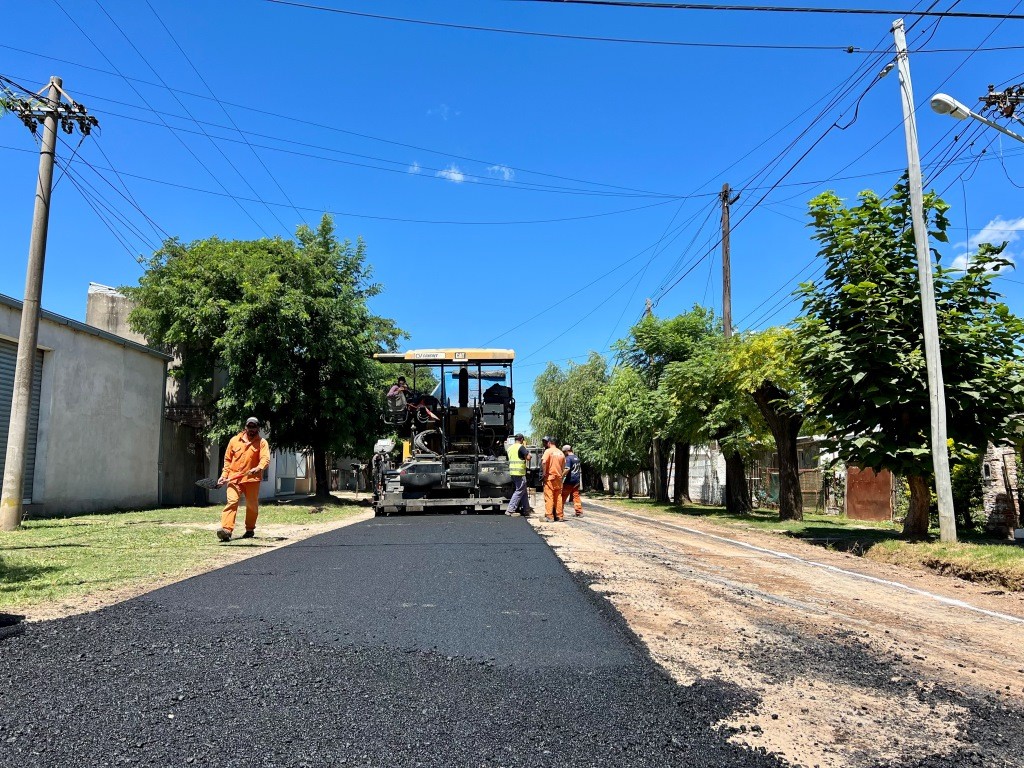 Barrio Villanueva: la obra de asfalto ahora avanza por la calle Castelli