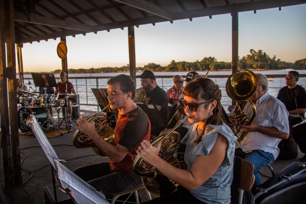 Música y atardecer: un ensayo abierto que llenó de magia la Costanera