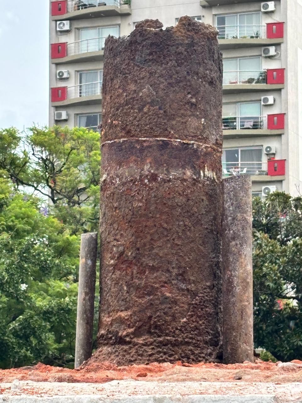 Se terminó de remover el mástil de la plaza Eduardo Costa