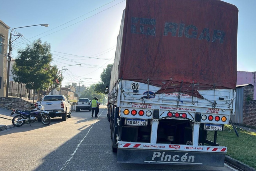 Intensifican el control de tránsito pesado y piden denunciar la presencia de camiones con acoplado en zonas no habilitadas