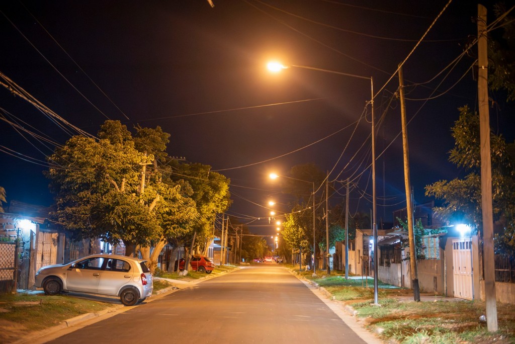 Abella compartió con vecinos el encendido de 56 nuevas luminarias en el barrio Lubo