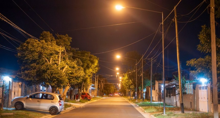 Abella compartió con vecinos el encendido de 56 nuevas luminarias en el barrio Lubo