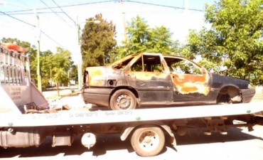 Tr&aacute;nsito y Transporte remueve veh&iacute;culos abandonados en la v&iacute;a p&uacute;blica