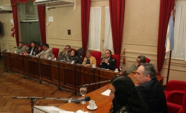 &ldquo;Abella reparte guardapolvos mientras Macri no garantiza espacios en la educaci&oacute;n&rdquo;