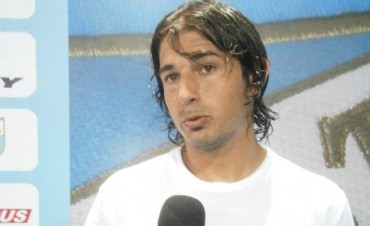 LOS JUGADORES DE VILLA D�LMINE ANALIZAN EL PARTIDO EN TUCUM�N