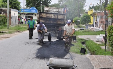 Mejora de calles  Contin&uacute;an las obras de bacheo en distintos sectores de la ciudad