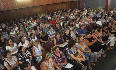 Reuni&oacute;n con directivos y auxiliares de las escuelas p&uacute;blicas