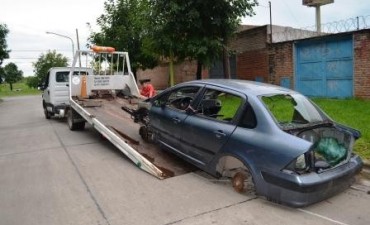 Nuevo operativo para retirar veh&iacute;culos abandonados en la calle
