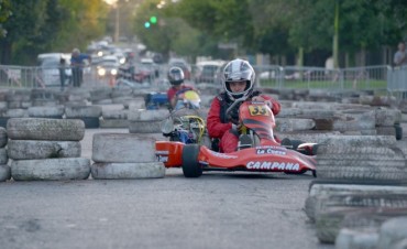 Una exhibici&oacute;n de karting hizo vibrar la plaza Espa&ntilde;a
