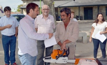 El Intendente entreg&oacute; materiales y herramientas a productores locales 