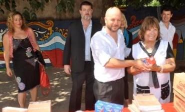 Autoridades provinciales entregaron kits escolares para escuelas primarias