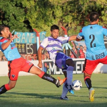 VILLA DALMINE JUEGA EN MADRYN BUSCANDO SALIR DEL FONDO DE LA TABLA