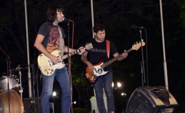 El rock son&oacute; en la plaza Eduardo Costa