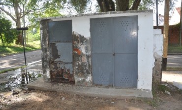 Por falta de respuesta de ABSA, el Municipio reemplaz&oacute; una compuerta que pon&iacute;a en peligro a los vecinos 