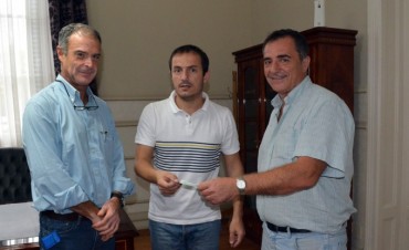 Abella entreg&oacute; un subsidio para deportistas del Boat Club 
