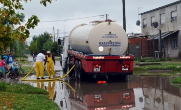 Barrio Dignidad: el Municipio desagot&oacute; calles anegadas por las intensas lluvias 