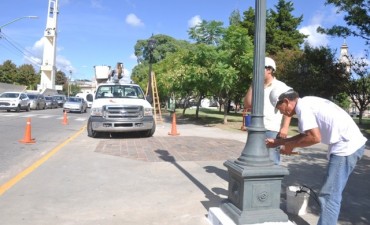 Se coloc&oacute; una columna del alumbrado en la plaza Eduardo Costa