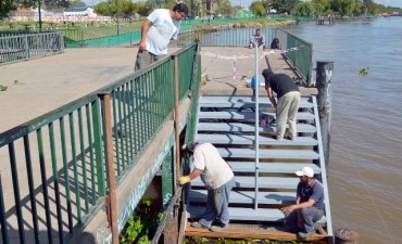 El Municipio repar&oacute; la escalera del muelle de la costanera 