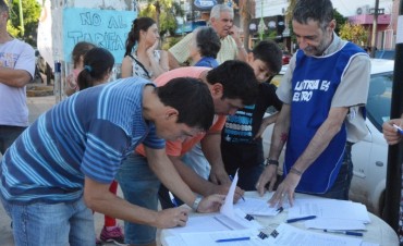 El Frente para la Victoria present&oacute; m&aacute;s de 1000 firmas contra el aumento de ABSA
