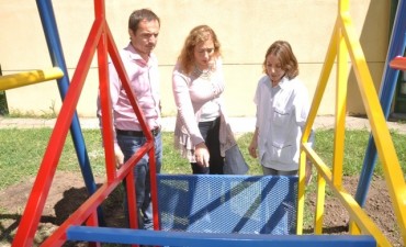 El Municipio entreg&oacute; una hamaca a la escuela N&ordm; 502
