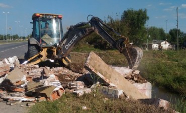 Tras un pedido de vecinos, el Municipio derrumb&oacute; un viejo refugio donde se escond&iacute;an delincuentes