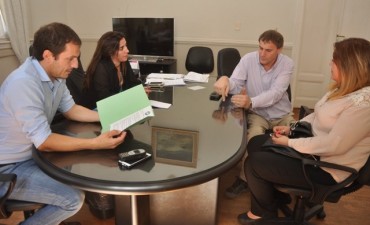 Abella recibi&oacute; a representantes de la Asociaci&oacute;n Civil Amanecer 