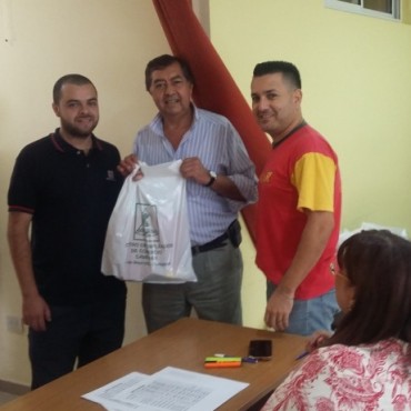 El Centro de Empleados de Comercio de Campana entrega guardapolvos a sus afiliados