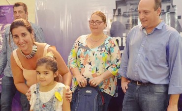 Plan M&aacute;s Vida: m&aacute;s de 900 chicos que empiezan la primaria recibieron su mochila con &uacute;tiles escolares