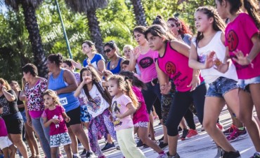 A puro ritmo, el Zumbathon Solidario convoc&oacute; a cientos de vecinas