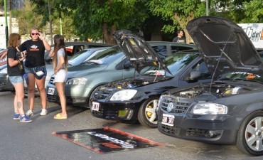 Abella visit&oacute; una exposici&oacute;n de autos en la Plaza Espa&ntilde;a