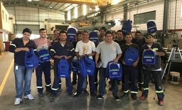 El personal de Ameghino recibi&oacute; mochilas y kits escolares para el comienzo del ciclo escolar de sus hijos
