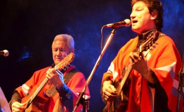 La comunidad disfrut&oacute; del show gratuito de Los Carabajal