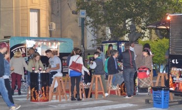 La m&uacute;sica y la gastronom&iacute;a volvieron a la plaza Eduardo Costa 