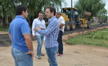 El Intendente recorri&oacute; el barrio Lubo donde se contin&uacute;a colocando RAP en las calles de tierra 