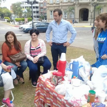 Docentes de Campana instalaron una carpa en la Plaza