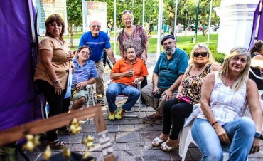 Los talleres municipales desplegaron todo su arte en la plaza Eduardo Costa 