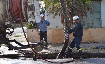 Un cami&oacute;n desobstructor trabaja en la limpieza de pluviales 