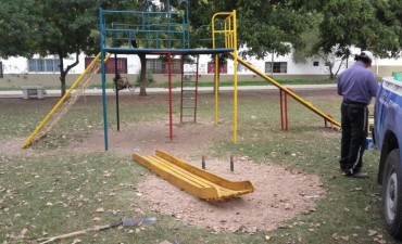 Empleados municipales reparan los juegos de las distintas plazas de la ciudad