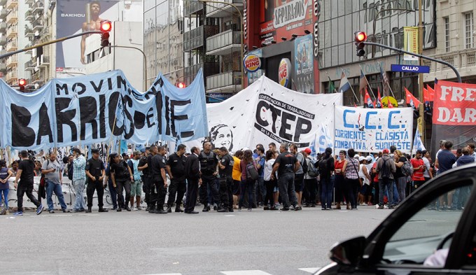 Callao y Corrientes paralizada por organizaciones sociales