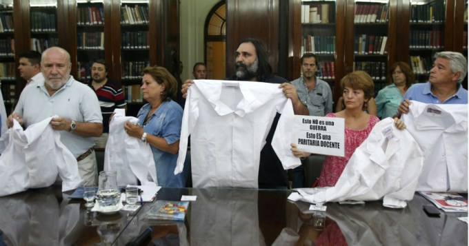  Docentes ratificaron el paro
