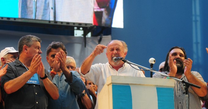 El pueblo argentino est&aacute; de pie y dice basta de hambre