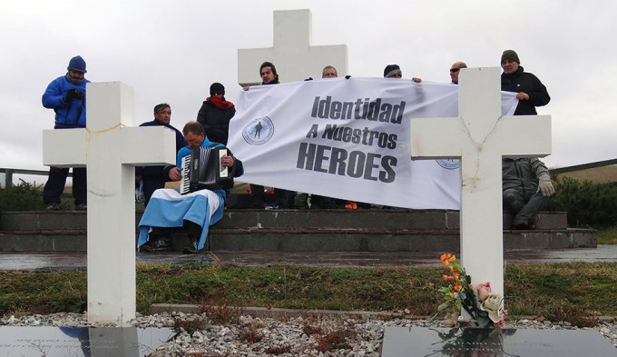 Empiezan a identificar a ca&iacute;dos en las Islas Malvinas