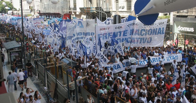 Multitudinaria marcha de docentes 