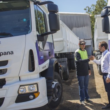 El Municipio incorpor&oacute; tres camiones para seguir mejorando las calles de los barrios