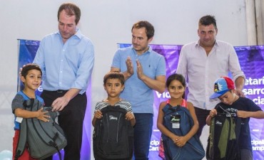Plan M&aacute;s Vida: 700 chicos que comienzan la primaria recibieron kits escolares